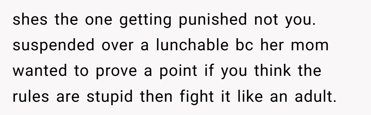 She Kept Packing “Forbidden” Snacks in Her Daughter’s Lunch, Then the School Suspended the Child shes the one getting punished not you. suspended over a lunchable bc her mom wanted to prove a point if you think the rules are stupid then fight it like...