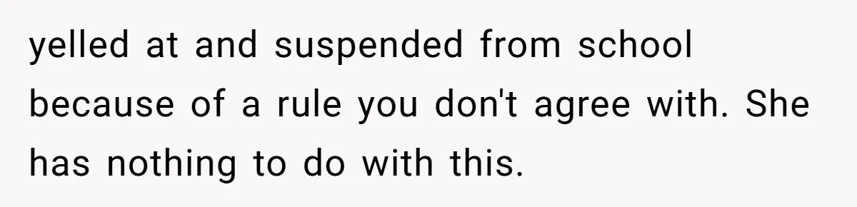 She Kept Packing “Forbidden” Snacks in Her Daughter’s Lunch, Then the School Suspended the Child yelled at and suspended from school because of a rule you don't agree with. She has nothing to do with this.