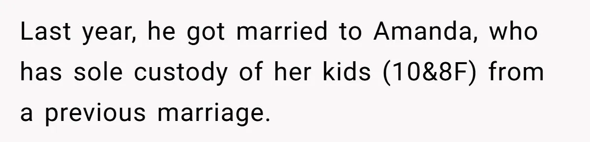 Last year, he got married to Amanda, who has sole custody of her kids (10&8F) from a previous marriage.